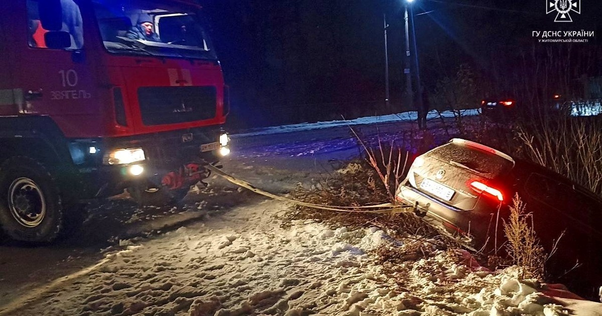 Поблизу Звягеля "Volkswagen Passat" з'їхав у кювет — його витягали рятувальники за допомогою тросу