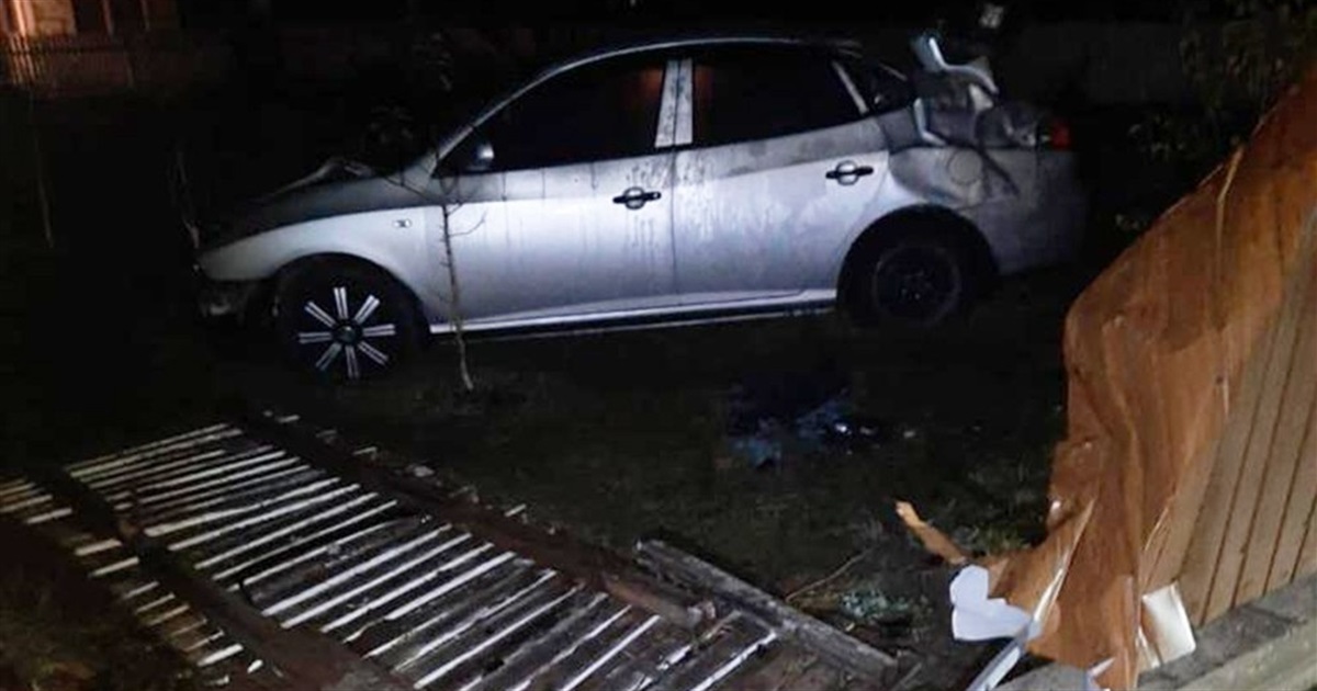 Водій напідпитку в’їхав у паркан та разом з пасажиром потрапив до лікарні з травмами