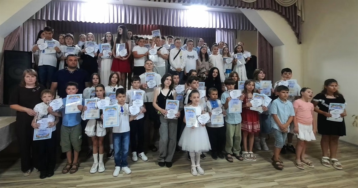 У Дівичківській громаді відзначили обдарованих дітей: грошові премії отримали близько сотні дітей