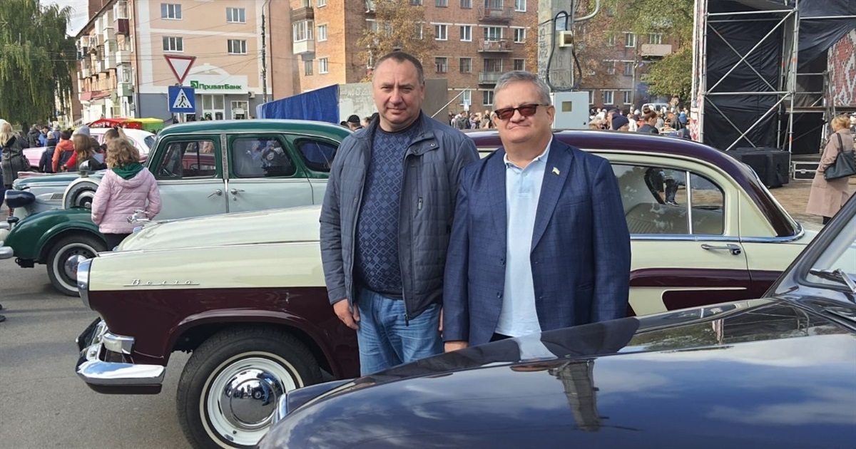 Депутати організували виставку ретроавтівок і привітали Білопілля з Днем міста