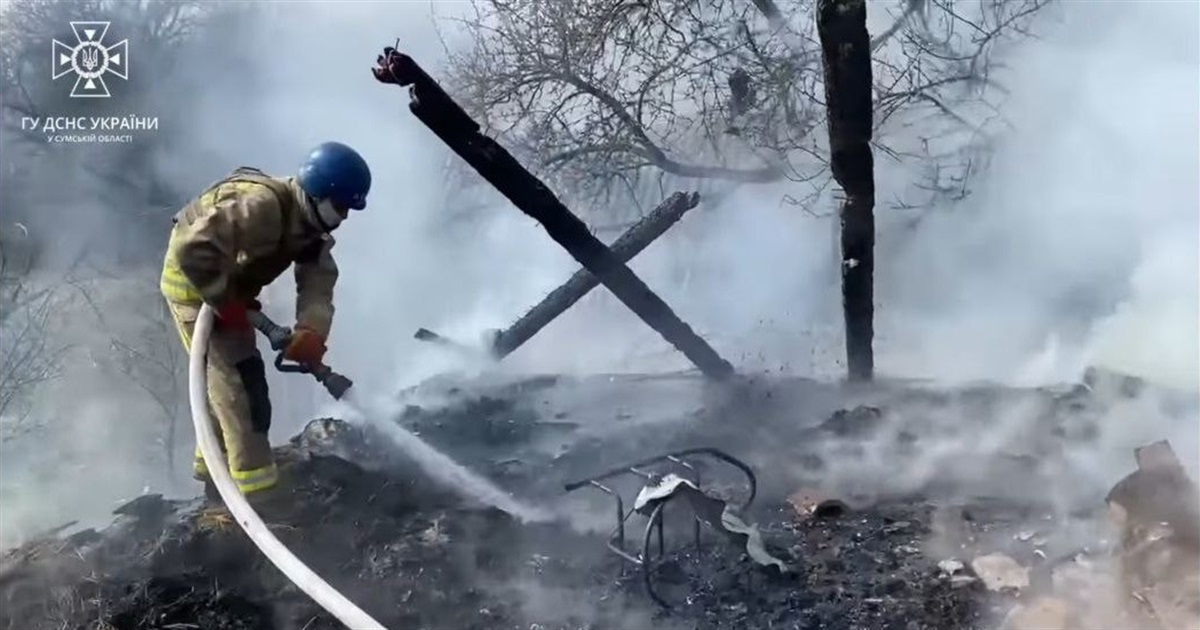 На Білопільщині рятувальники потрапили під ворожий обстріл, коли ліквідовували пожежу біля кордону