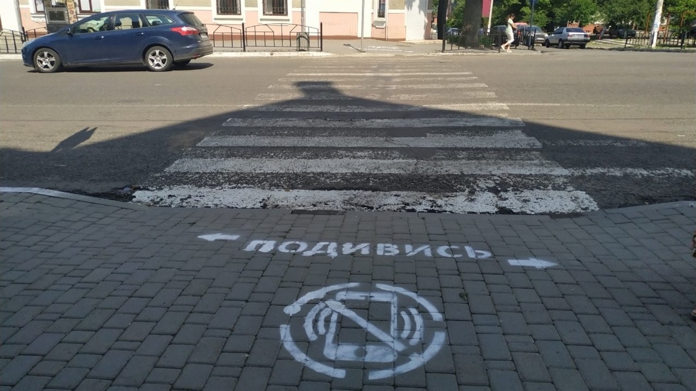 Відповідальний пішохід: поліцейські нагадали жителям Кіцманя про безпеку руху через дорогу
