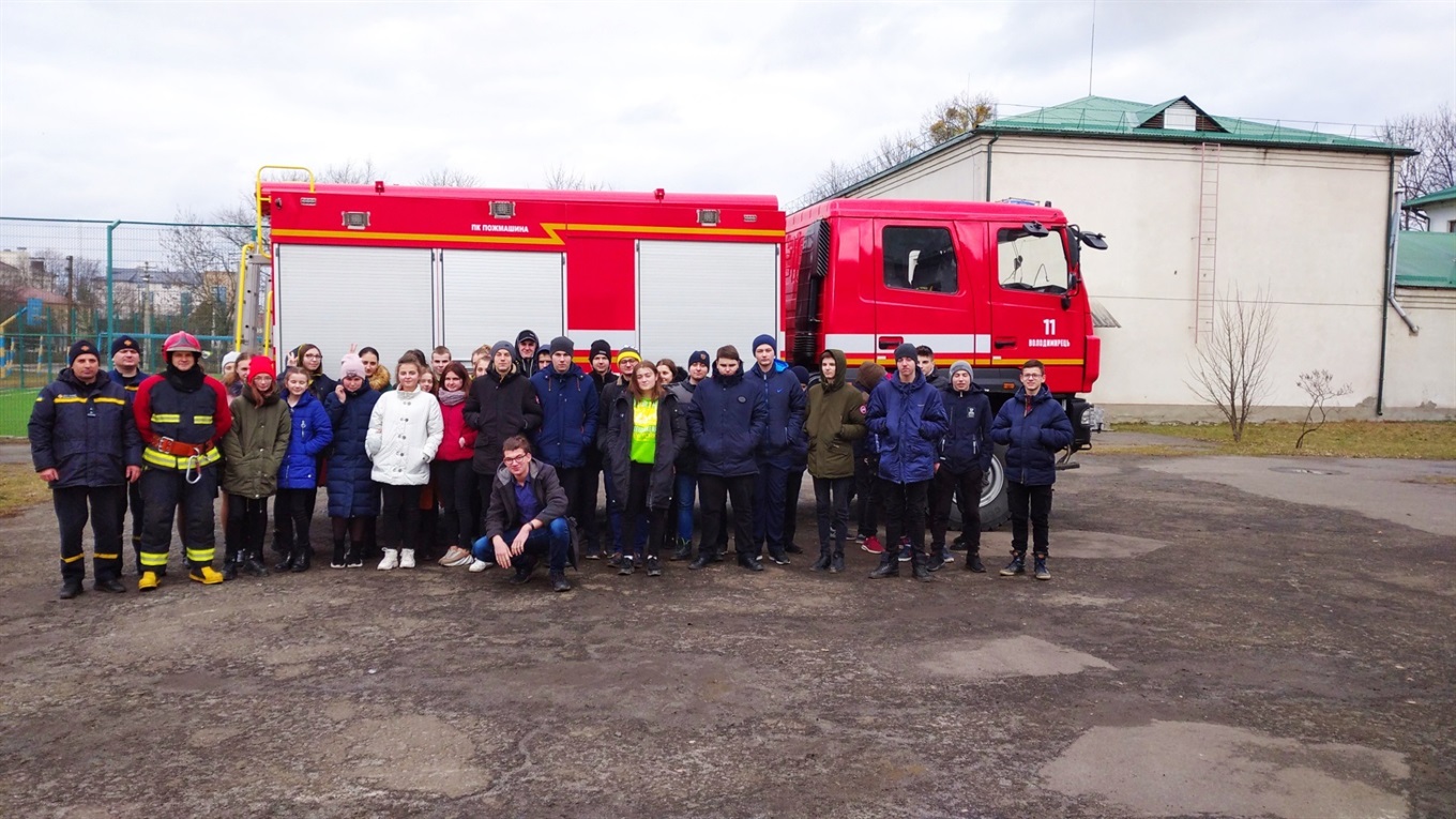 Володимирецькі рятувальники з навчальною метою евакуювали учнів та викладачів