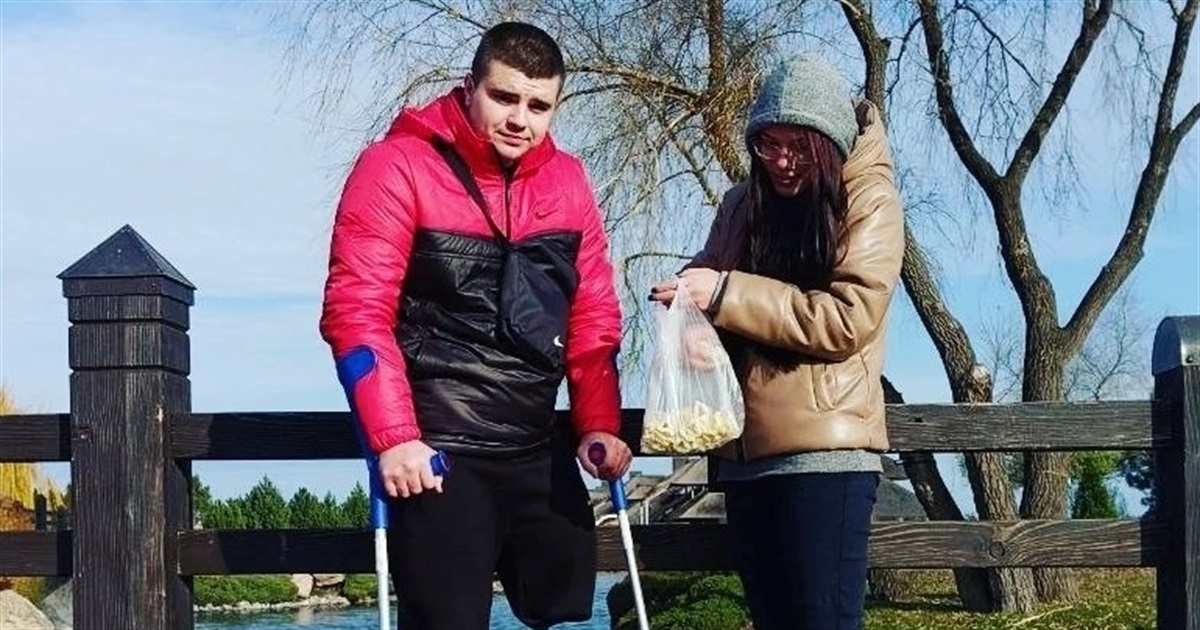 Мій чоловік вчиться ходити на протезі. Ми вціліли у Маріуполі, коли росіяни скидали поруч авіабомби