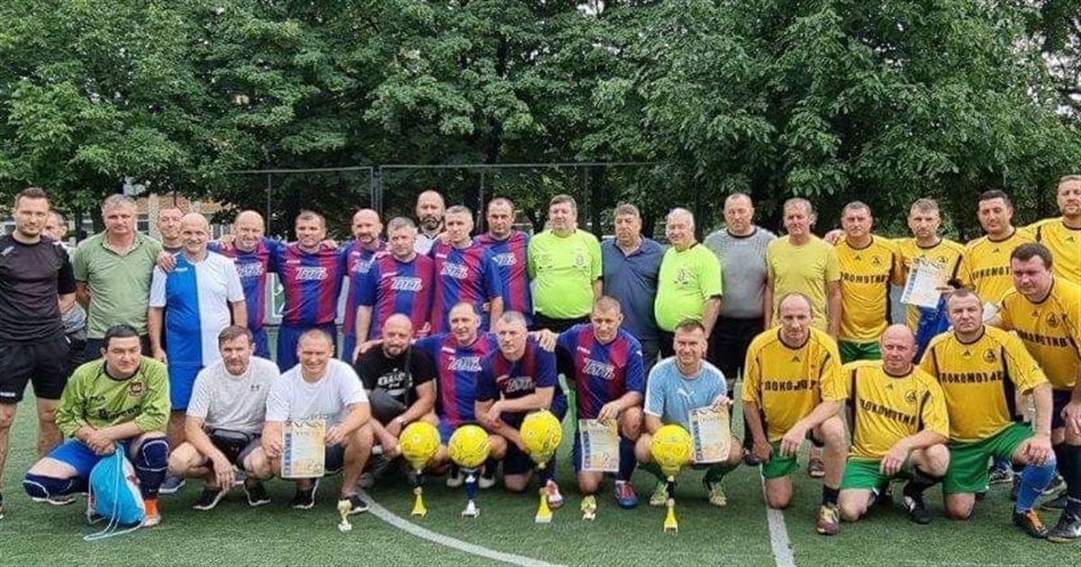 Красень кубок у команди "Тинь" з Южноукраїнська. Про ветеранський міні-футбол до Дня Незалежності