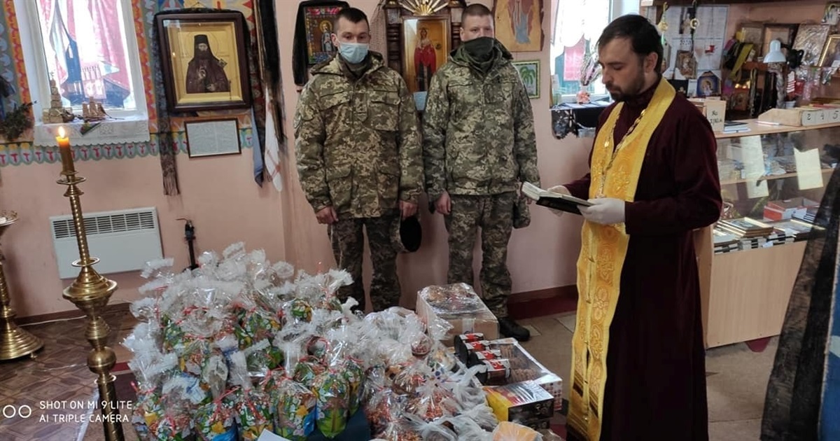 У Переяславі священик Дмитро Волошин організовує акцію "Великодній кошик для воїнів". Як допомогти?