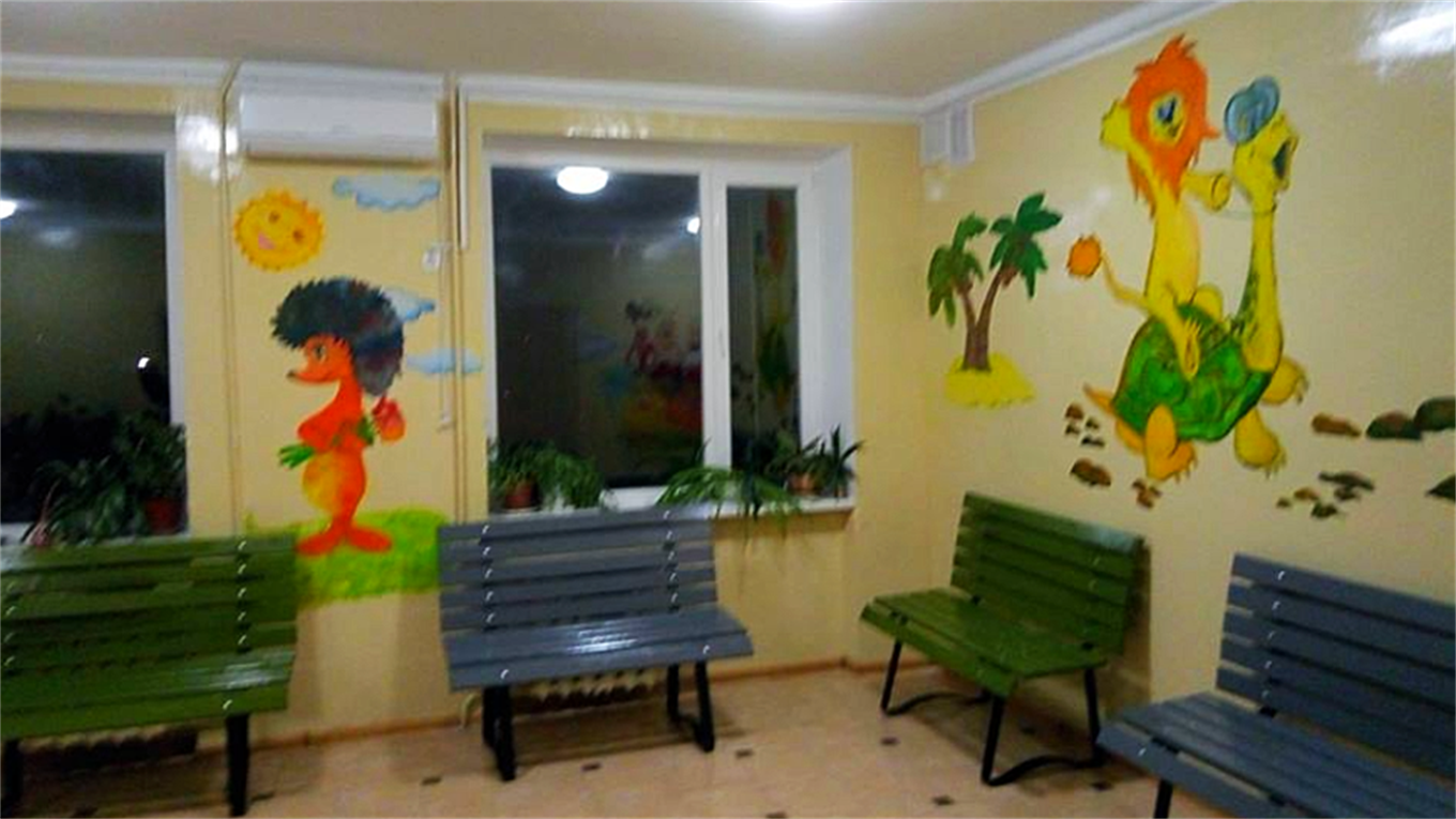 На стінах приймальні дитячої консультації з'явилися казкові малюнки 