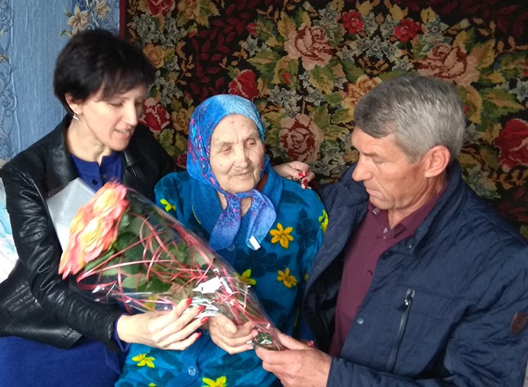 У новотроїцькій сільській громаді вітали з 90-річчям Ніну Старостенко