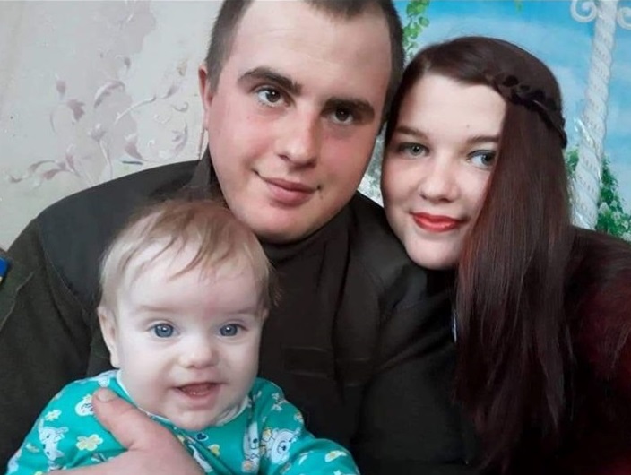 Щасливе подружжя з сином