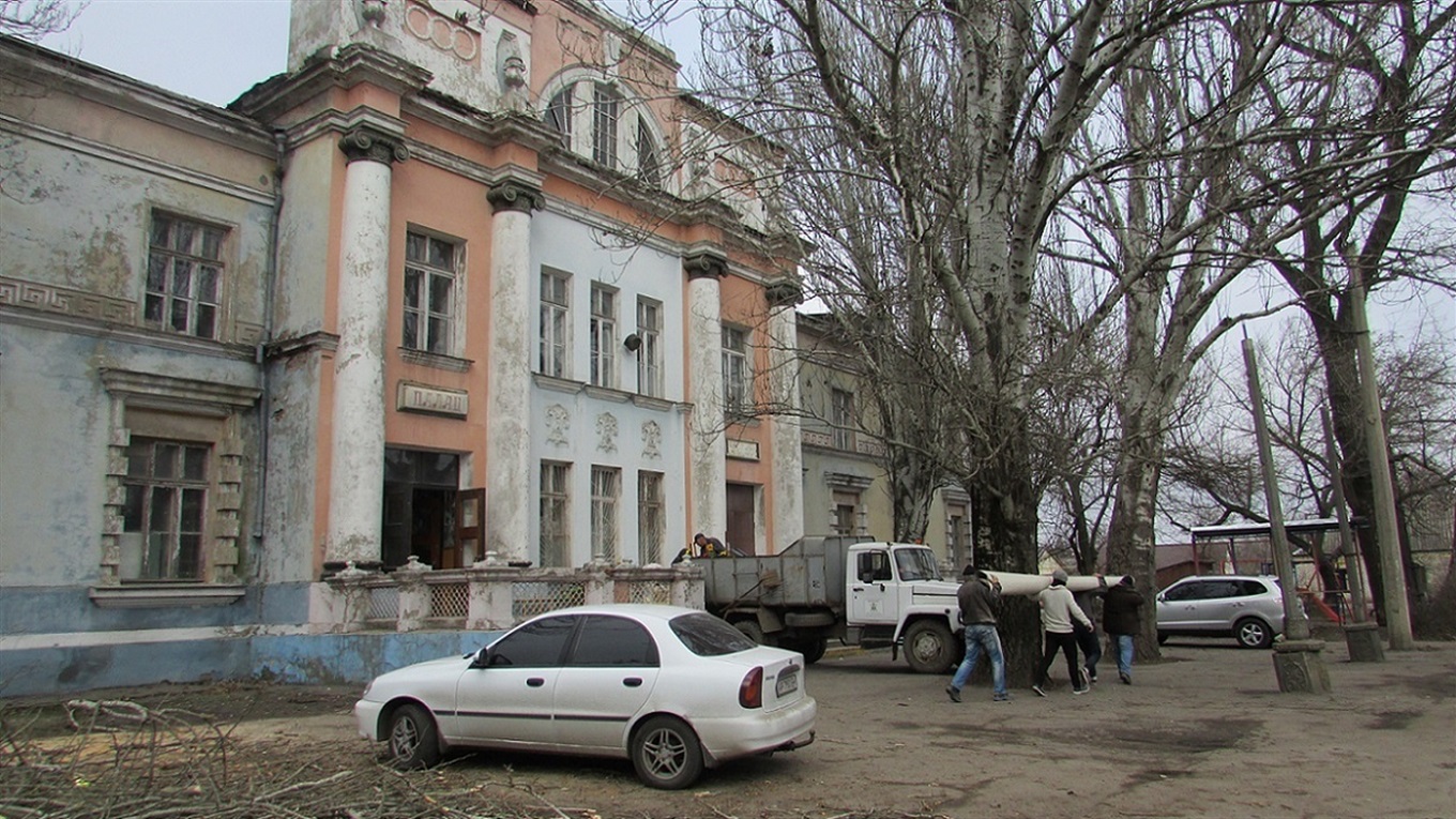 Фразу Ленина уберут, а лепнину оставят: в мелитопольском ДК железнодорожников начался капремонт 