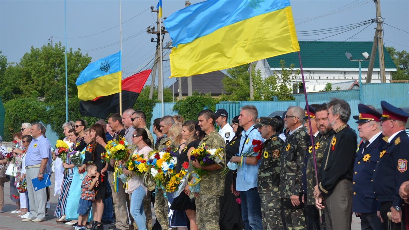 З болем у серці, сльозами на очах та соняхами на одязі. День пам’яті захисників в Южноукраїнську