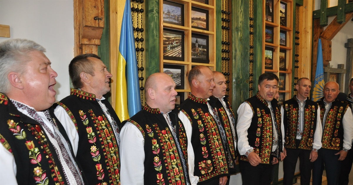 «Вшитки лемки, гев до купи» – до оновленої світлиці: у Чорткові відбулися лемківські подячні фестини
