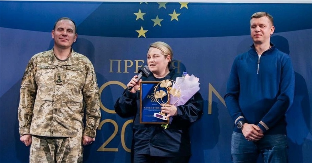 Допомогла сотням переселенцям. Премію Woman 2023 отримала рятувальниця з Херсону