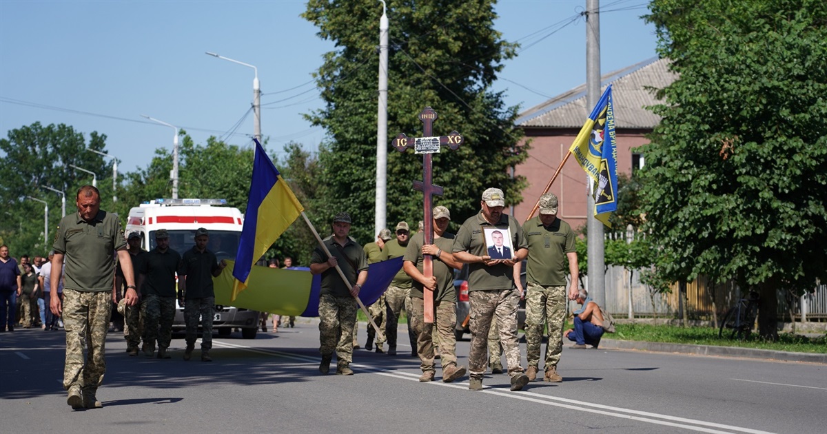 Барчани живим коридором зустріли загиблого захисника Сергія Чорного