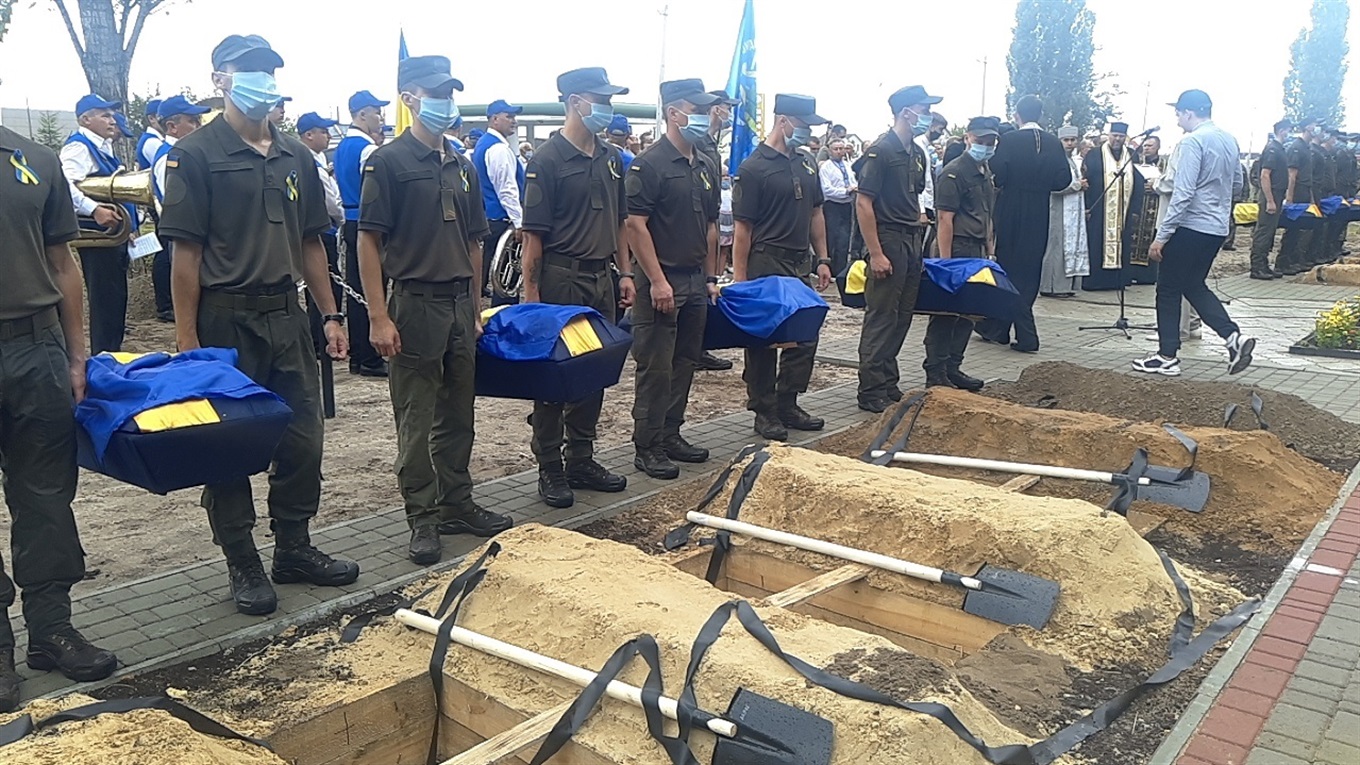 З салютом і під синьо-жовтими стягами прах убитих повстанців захоронили у Володимирці