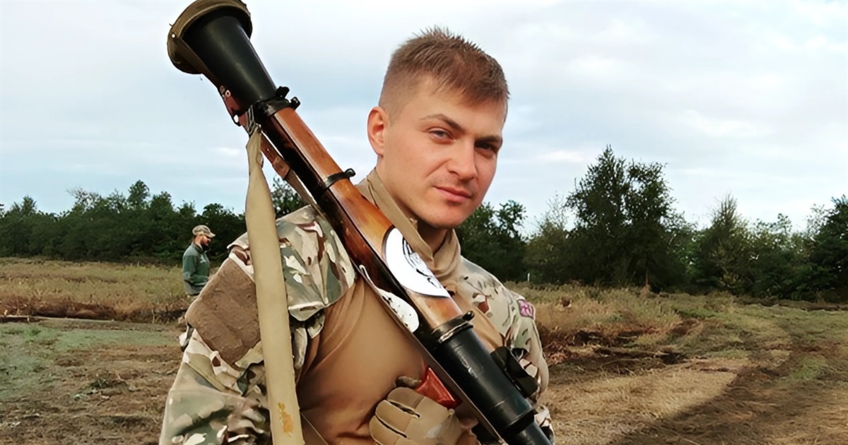 Вивезла з Маріуполя “азовську” футболку сина. “Жекан” поліг у рідному місті, прикриваючи побратимів