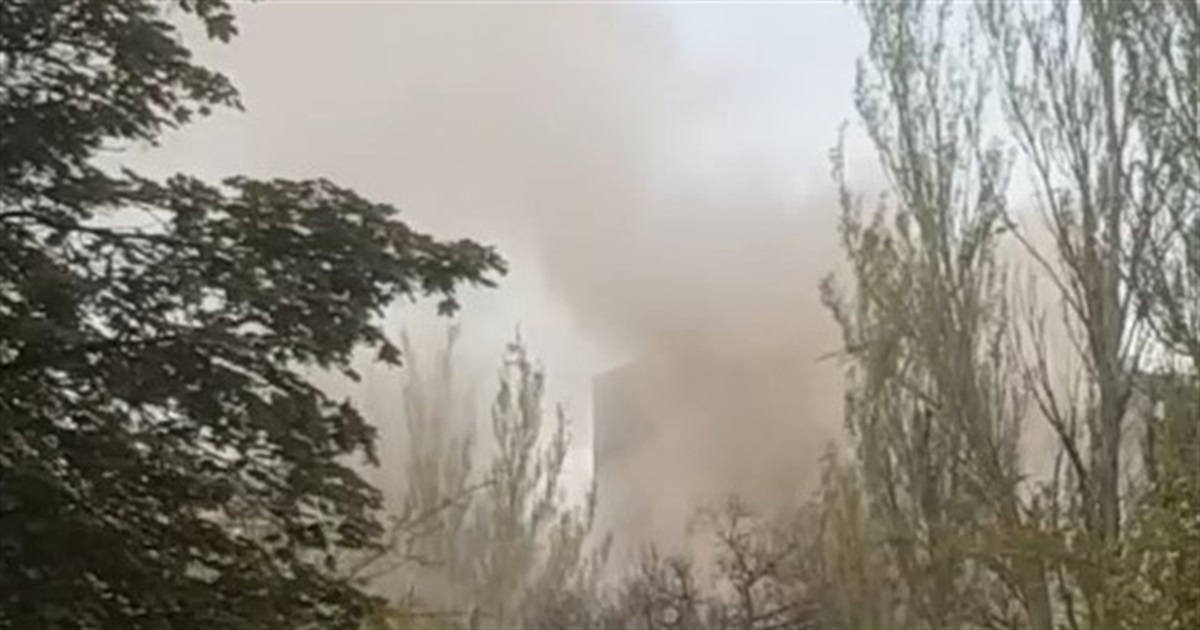 Окупанти "складають" дев'ятиповерхівку, коли сміливці евакуюють людей: свіжі кадри з Попасної.Відео