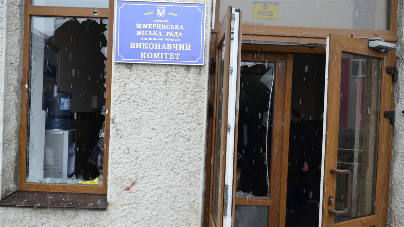 Вибиті вікна, газ, кров: у Жмеринці намагаються зірвати сесію міської ради 