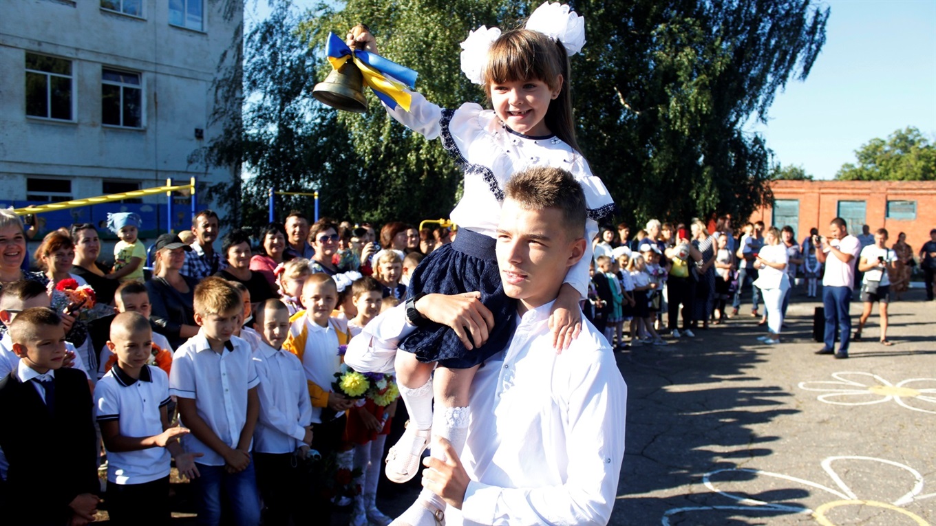 В освітніх закладах Попаснянської та Гірської громад відзначили День знань: фото зі свята