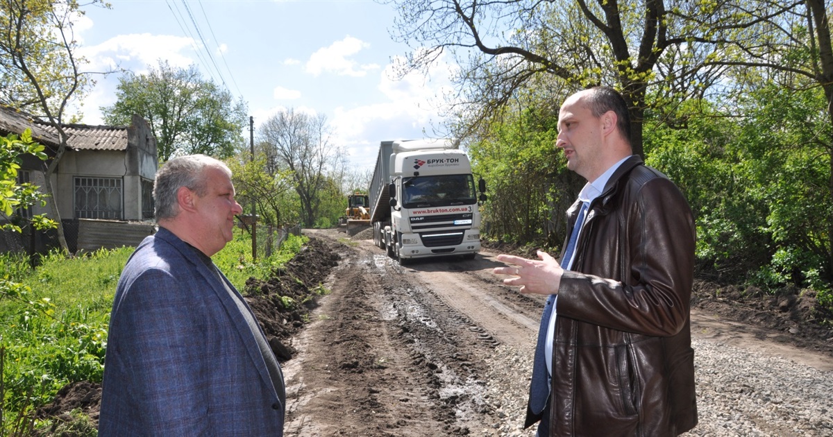 На Чортківщині у найменшому селі Білобожницької громади влада і бізнес будують вуличні дороги