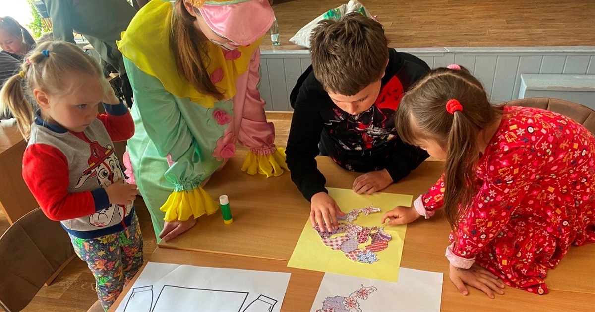 Складали пазли та танцювали: для дітей-переселенців провели розваги до дня вишиванки