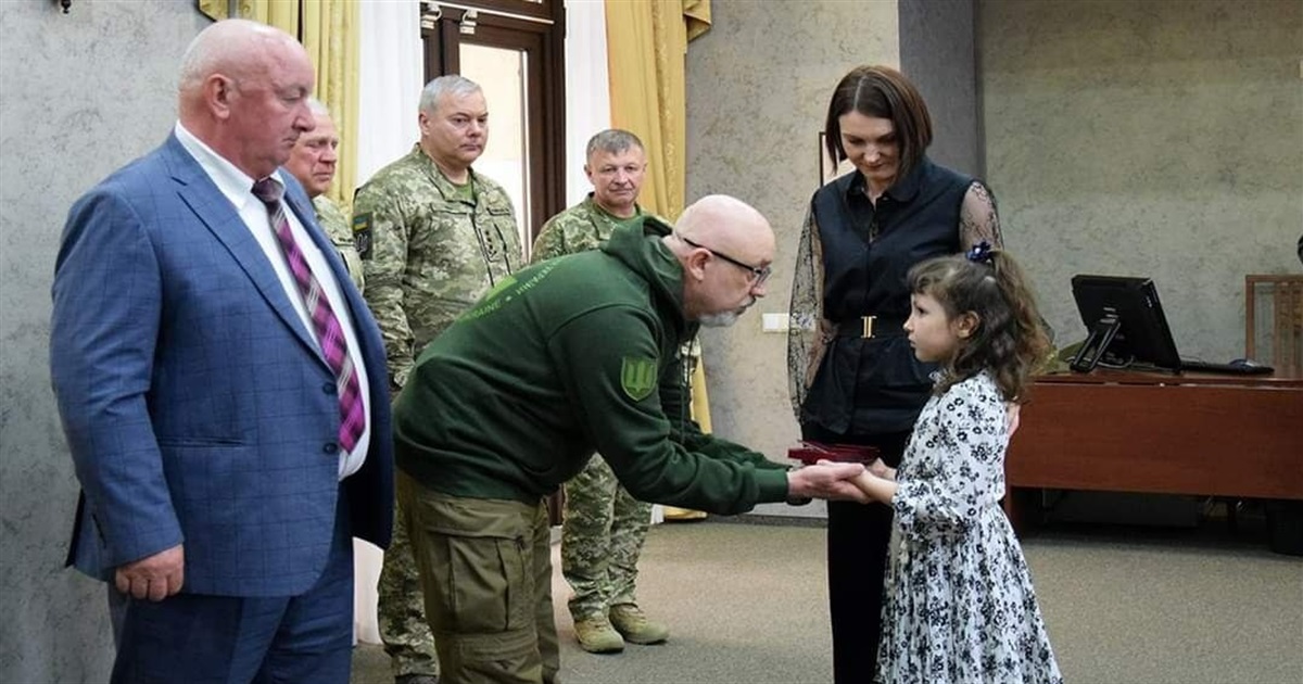 Донька загиблого Едуарда Пінчука отримала медаль свого тата від Міністра оборони Резнікова