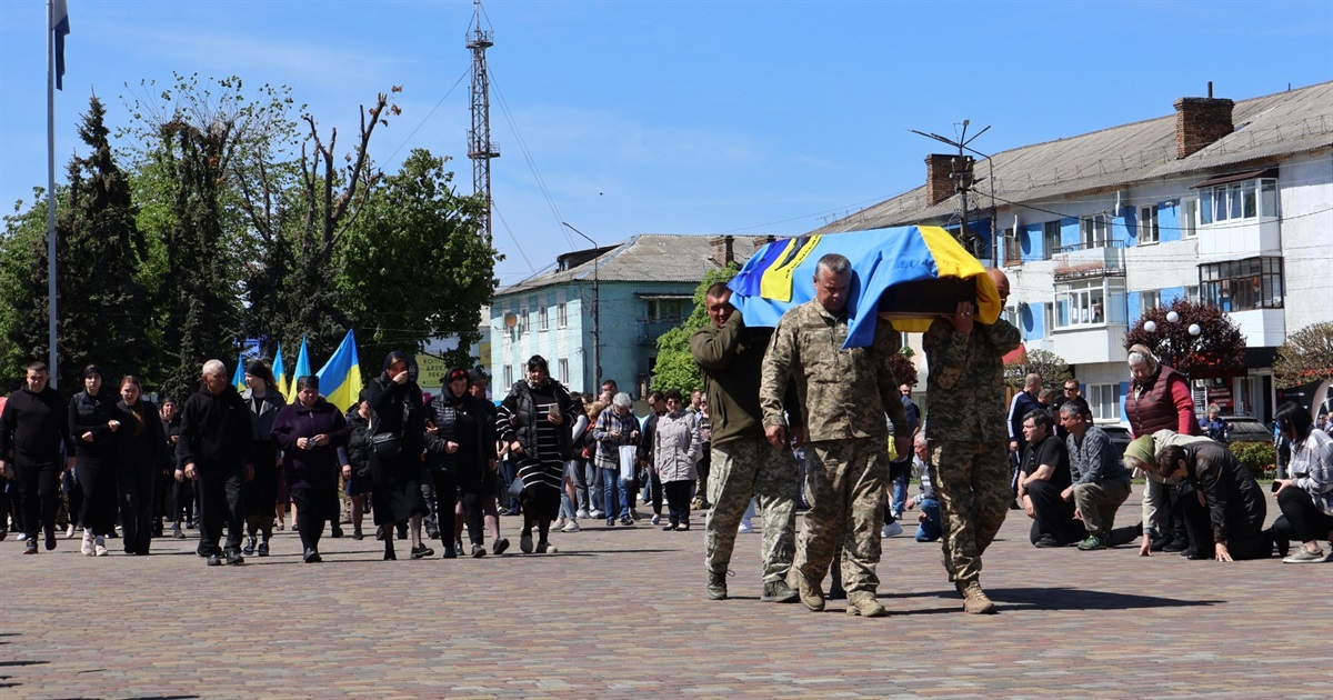 «Його прикладу послідували інші»: у Сарнах попрощалися з головним сержантом Олександром Губенею