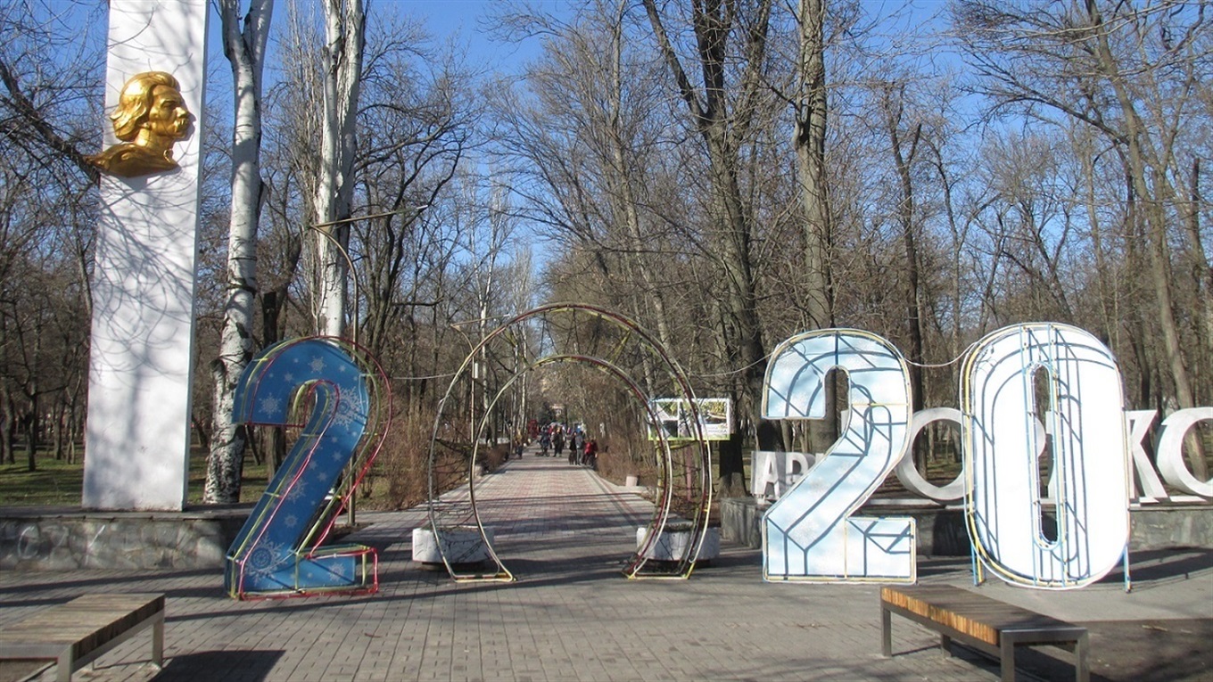 В парке еще одну дорожку уложат плиткой