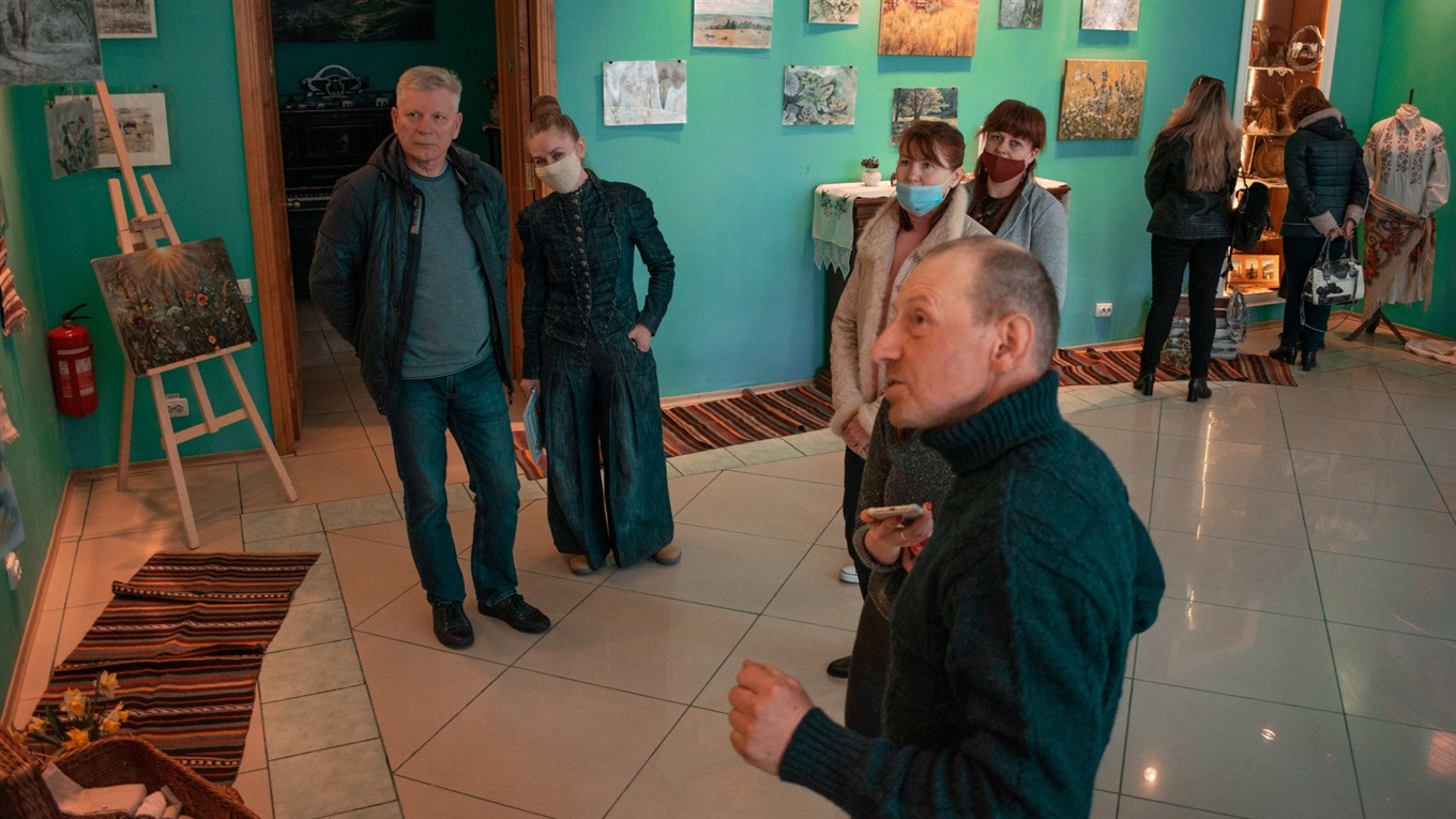«Палітра почуттів»: у Жмеринці відкрили виставку талановитого жмеринчанина Олега Батаєва