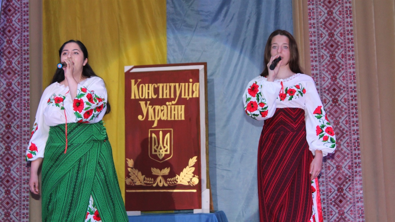 Як у Сватовому відзначили День Конституції України: фото і відео
