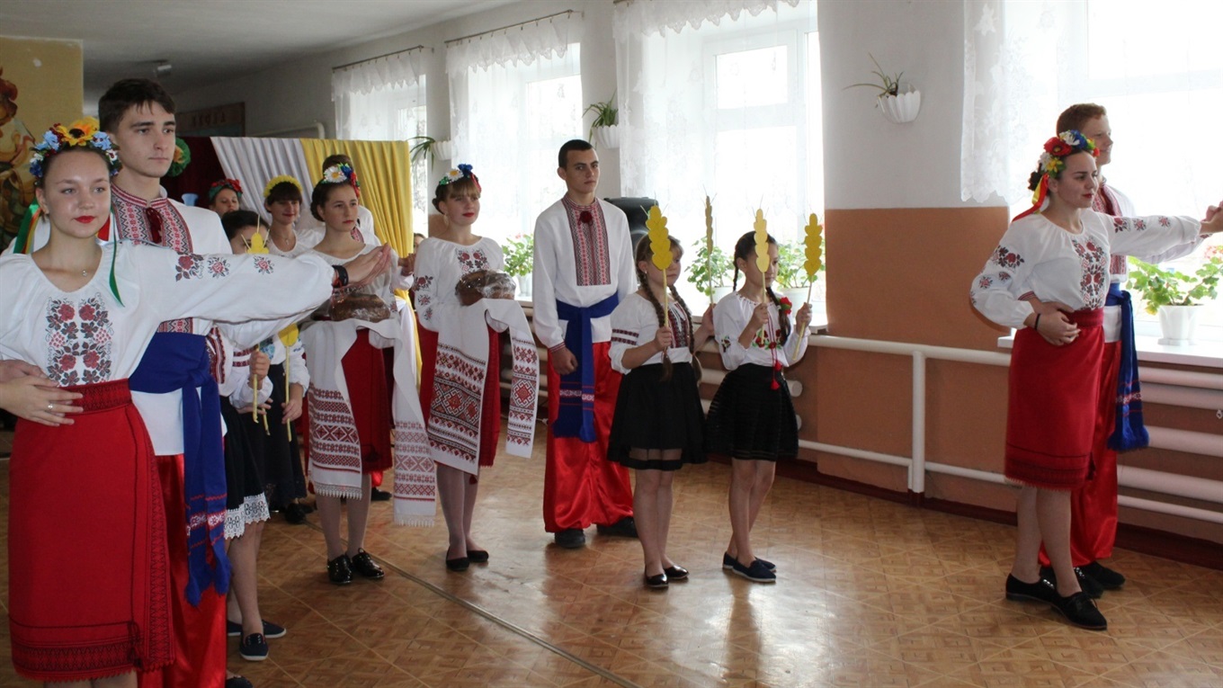 Лантратівські школярі влаштували для односельців концерт