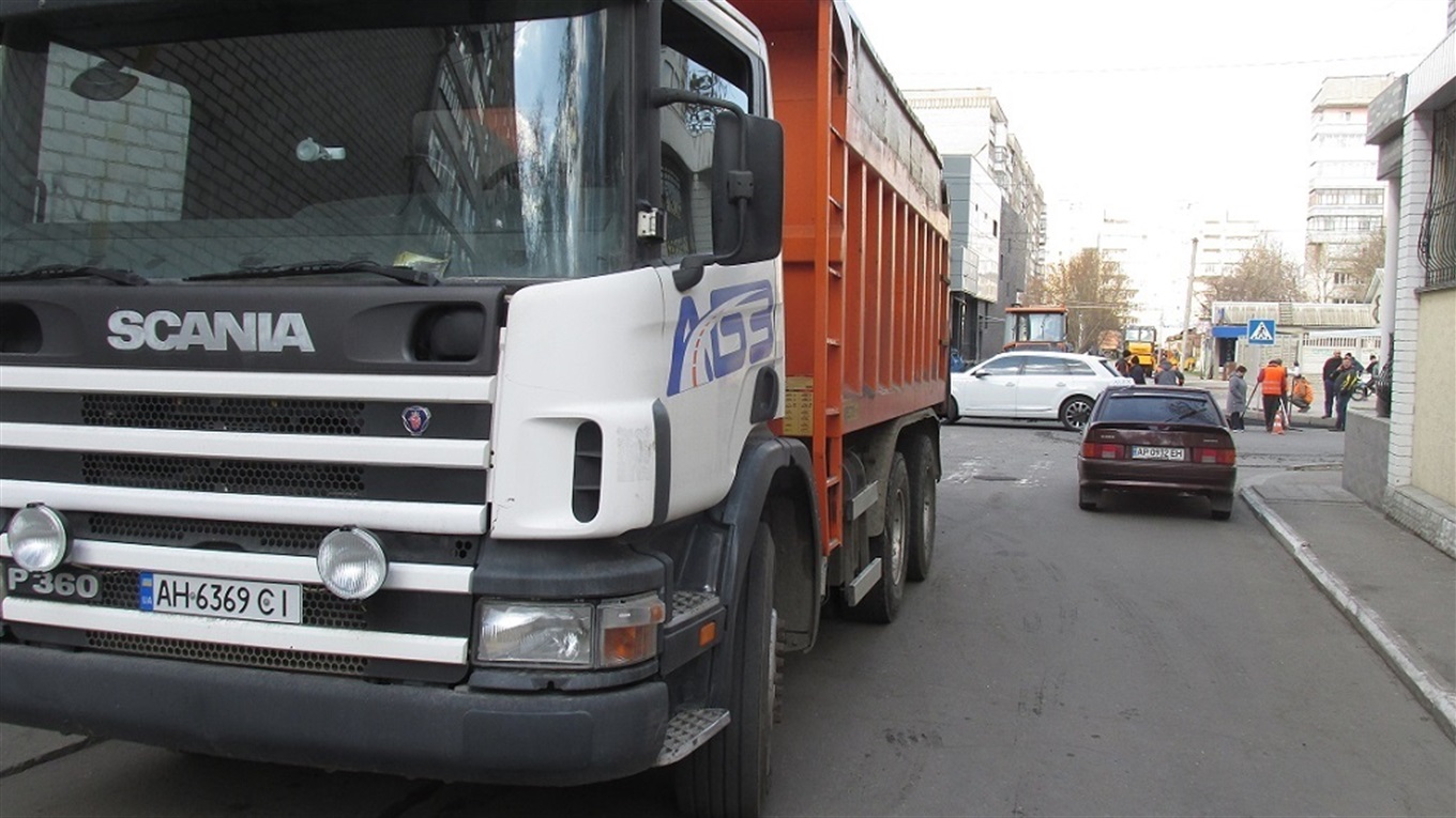 Стометровую улицу закатали в асфальт: где еще обновляют дорожное покрытие?