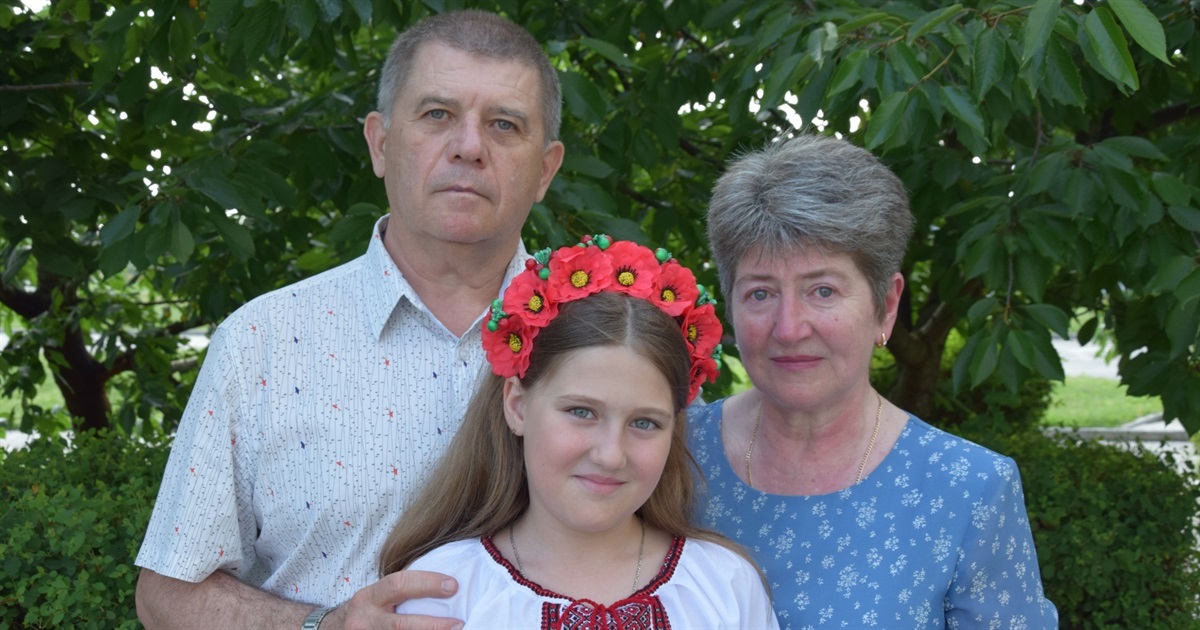 «Війна ж не закінчилася»: родина маріупольців у Нетішині день у день плете сітки для військових