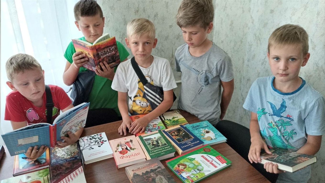 Єрківецька бібліотека поповнилася новими книгами, а Українська світлиця – вишивками