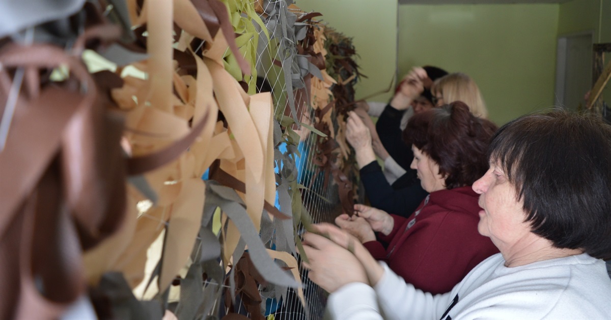 Не зі старих речей, а з агроволокна. Старша молодь у Корюківці почала плести легкі маскувальні сітки