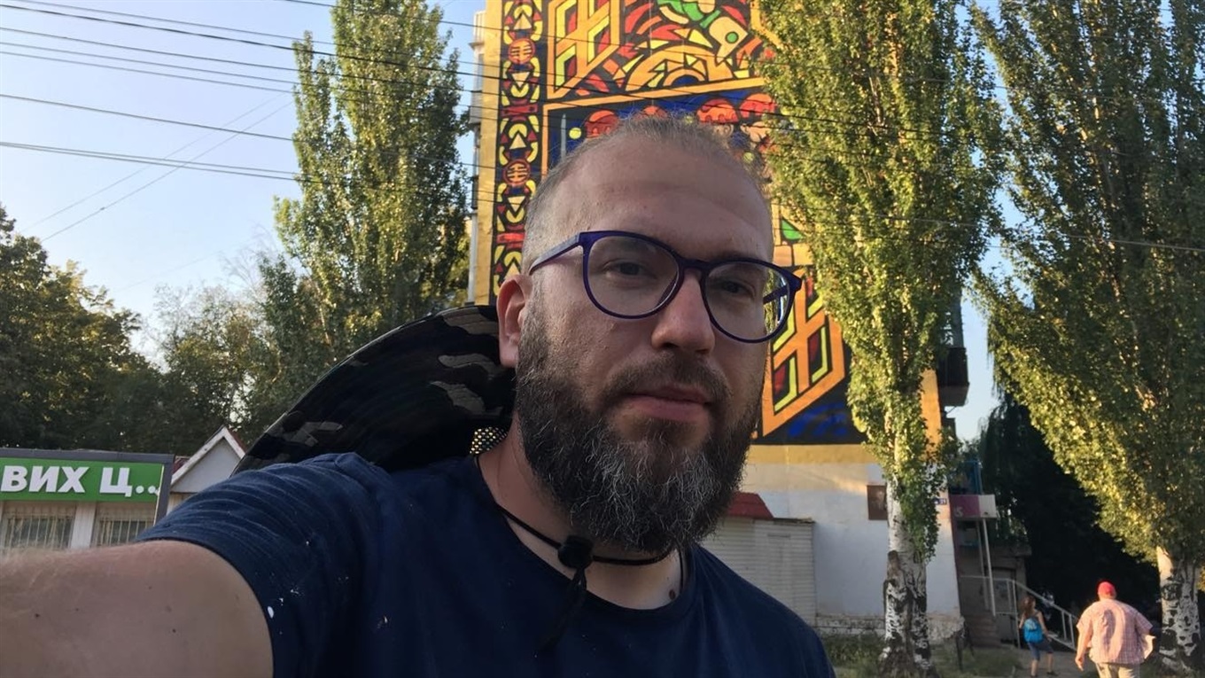 "Я делаю свою сказку о Донбассе. И о том, что там сейчас, тоже". Беседа с художником Романом Мининым