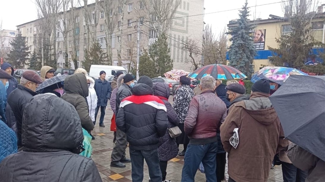 Скадовчани вийшли на акцію протеста: люди збирали підписи під стінами міськради 