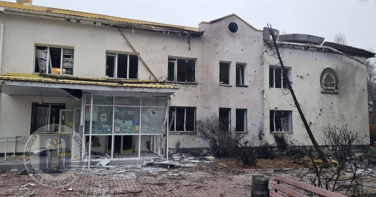 Унаслідок чергової ворожої атаки у столиці постраждав чоловік і сталося загорання медичного закладу