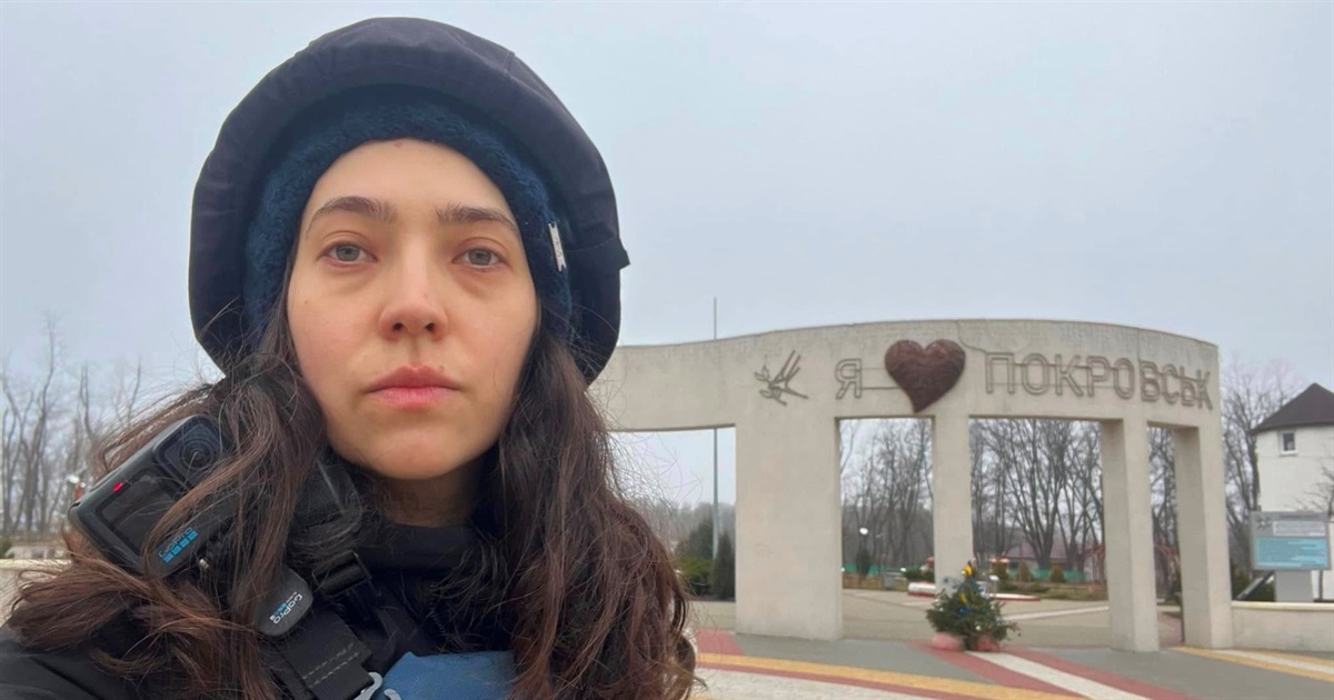 Коли з-під підʼїздів зникають авто, у місті зʼявляється війна. Покровськ очима Діани Буцко