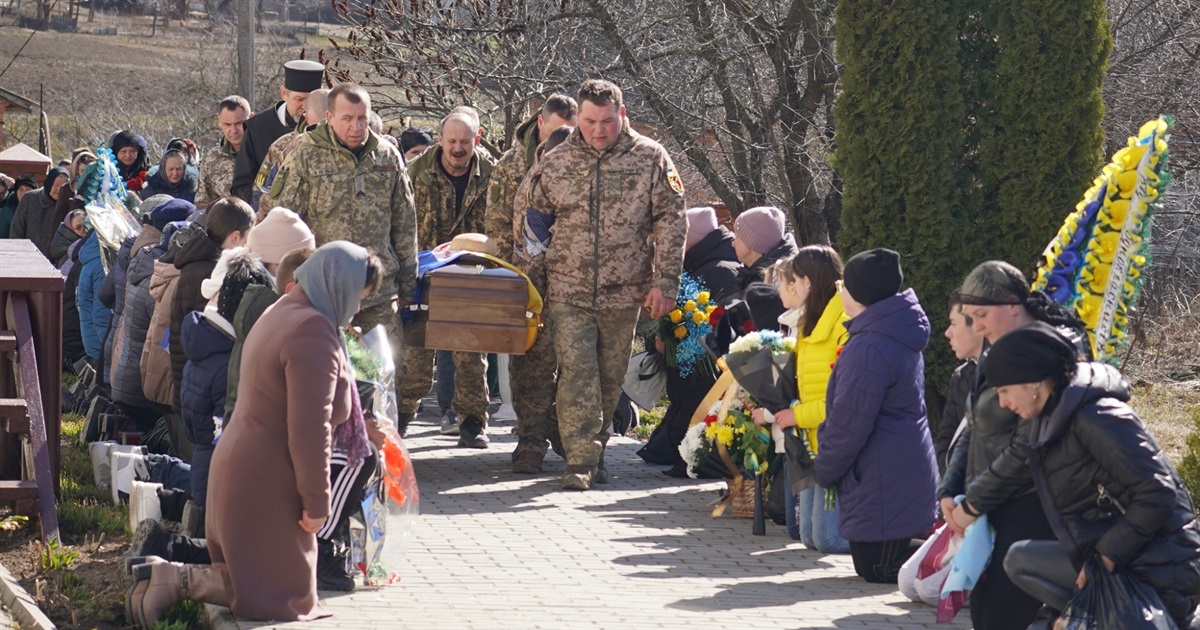 «Мамо, це мій вибір, і ти маєш пишатися мною». У Бедриківцях поховали Ігоря Волоса