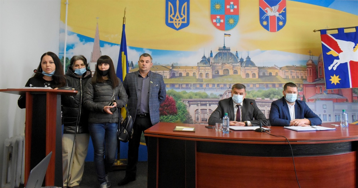 Жителі вулиці Франка прийшли на сесію з вимогою відремонтувати аварійний будинок