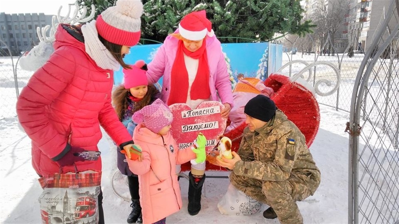 Попаснянська волонтерка разом з військовослужбовцями проводить у місті новорічний флешмоб 