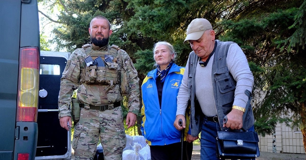 Як поліційні евакуювали родину пенсіонерів зі знищеного російськими окупантами Вугледара. Відео