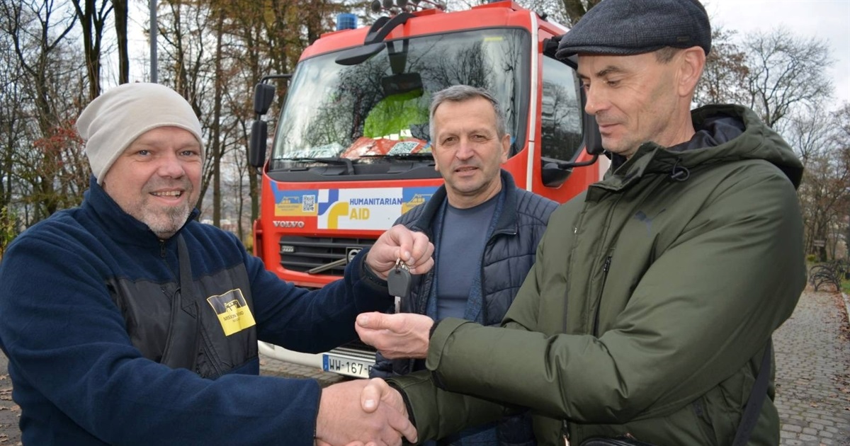 Працюють на українську перемогу: Білопільська громада отримала пожежне авто від благодійників