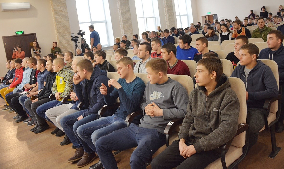 У Покровську урочисто проводжали до війська молоде поповнення