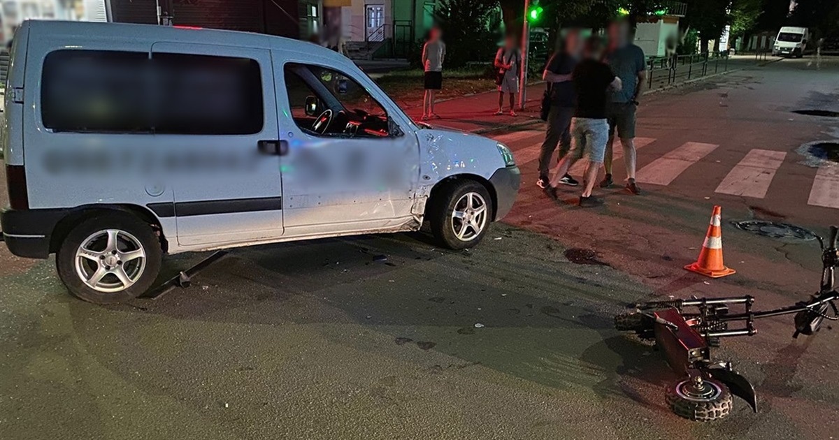 ДТП за участю електросамоката на Житомирщині: троє людей травмовані, один з них в реанімації