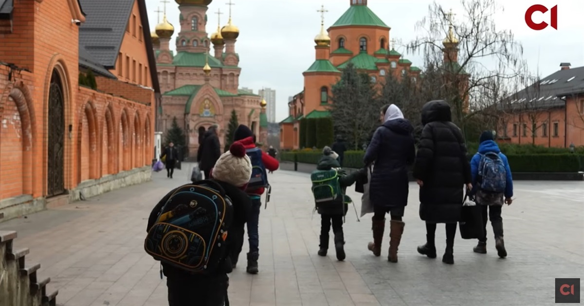 Вчителька з Костянтинівки звільнилася після скандалу з підпільною школою УПЦ МП у Києві. Що відомо