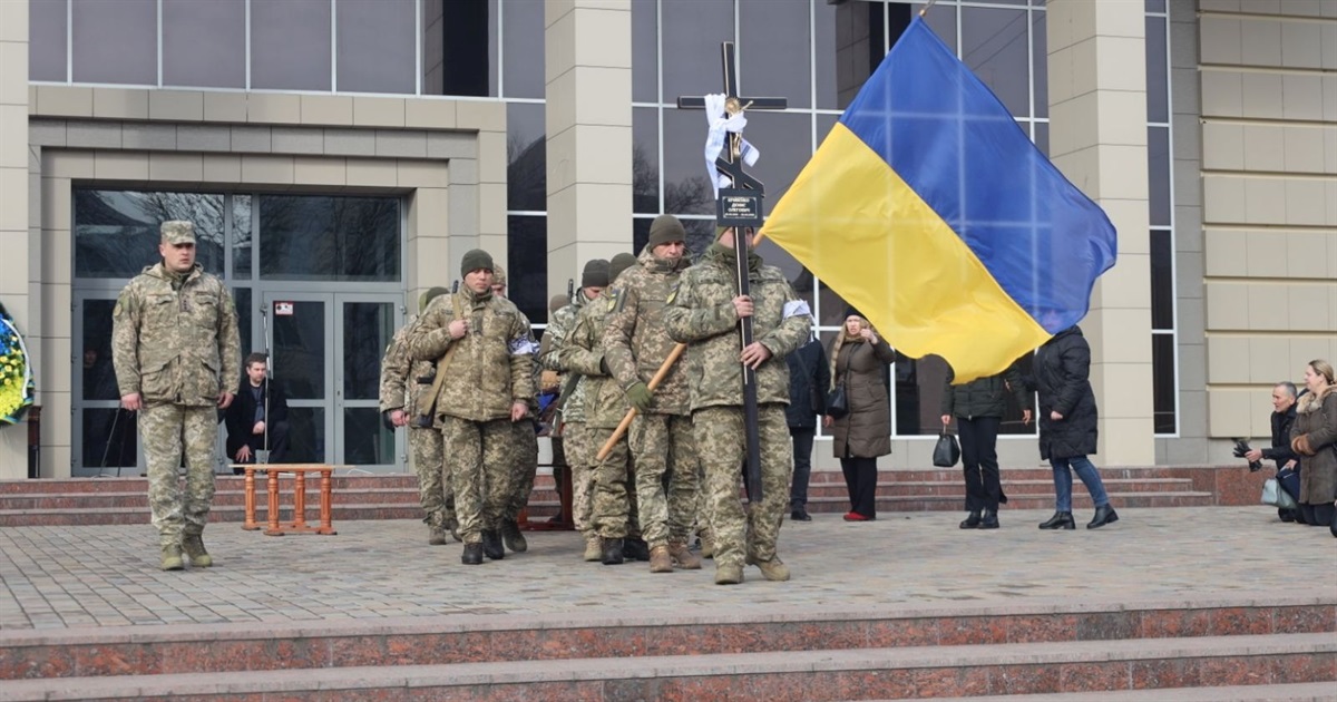 Громада Сміли прощалася із захисником Денисом Кривенком