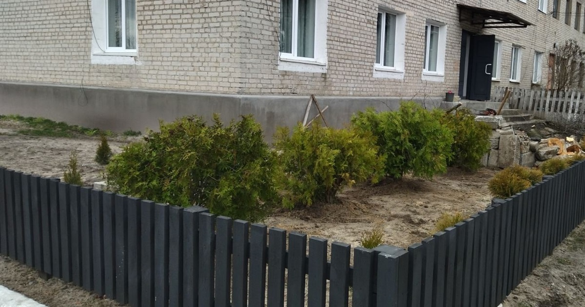 Житель Володимирця з власної ініціативи впорядковує двір і під'їзд багатоквартирки вже три роки