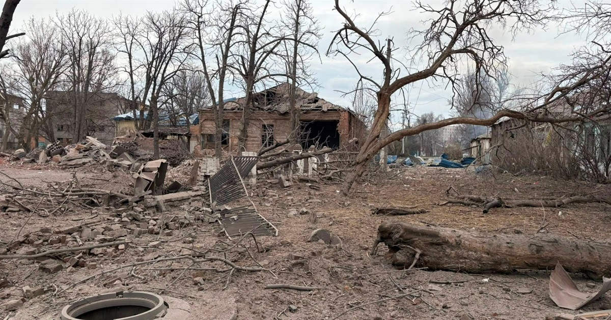 Окупанти вдарили КАБами по центру Слов'янська. Пошкоджений єдиний пологовий на Донеччині — деталі